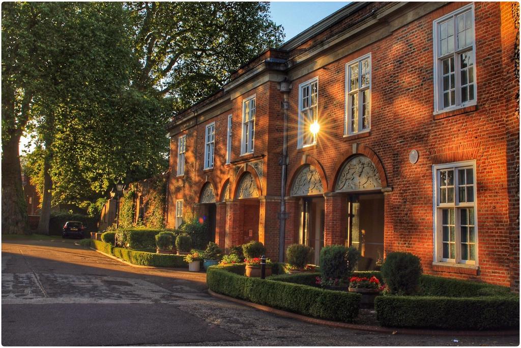 Hitchin Priory Hotel Exterior photo